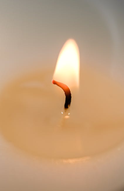 Detalle de llama de vela y cera derritiéndose