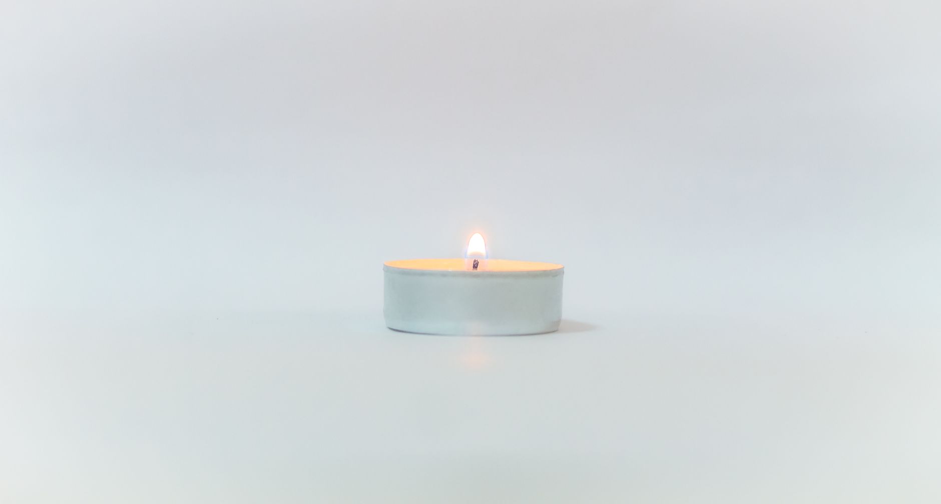 Vela blanca minimalista sobre fondo claro
