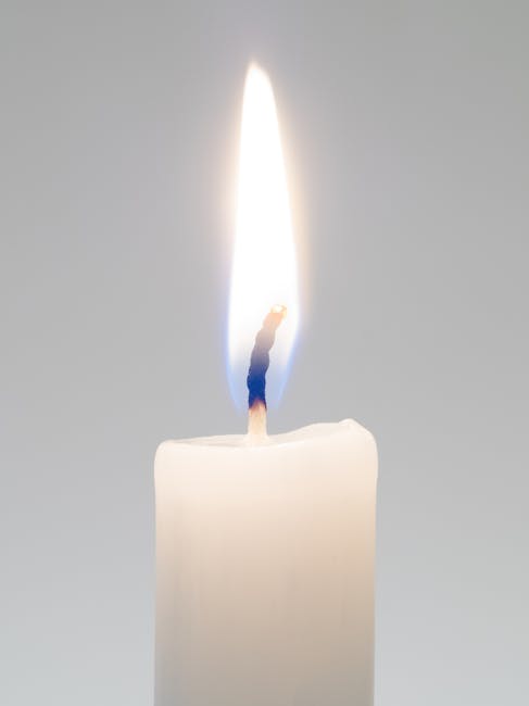 Vela con llama brillante, detalle